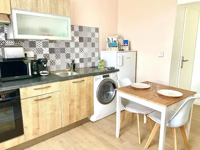 Cuisine ou kitchenette dans l'établissement L'Aristide, calme et moderne