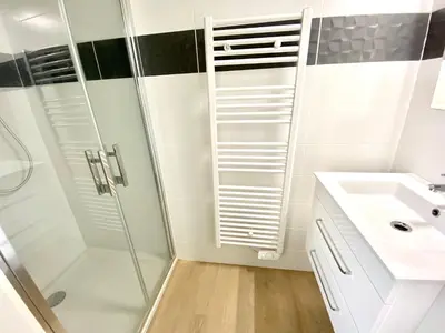 Salle de bains dans l'établissement L'Aristide, calme et moderne