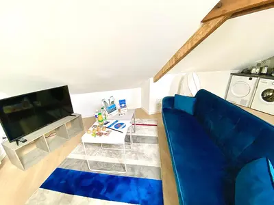 Télévision ou salle de divertissement dans l'établissement Le Ronsard, intime et spacieux