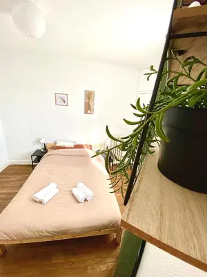 Un ou plusieurs lits dans un hébergement de l'établissement Le Chinchauvaud, spacieux avec balcon