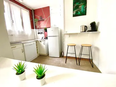 Cuisine ou kitchenette dans l'établissement Le Chinchauvaud, spacieux avec balcon