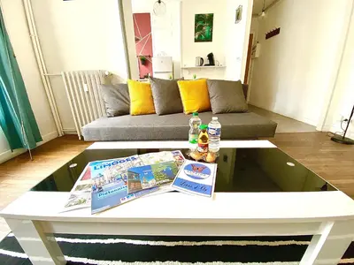 Coin salon dans l'établissement Le Chinchauvaud, spacieux avec balcon