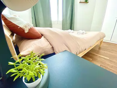 Un ou plusieurs lits dans un hébergement de l'établissement Le Chinchauvaud, spacieux avec balcon