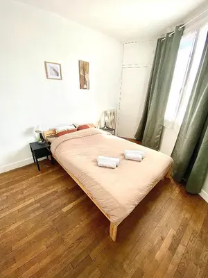 Un ou plusieurs lits dans un hébergement de l'établissement Le Chinchauvaud, spacieux avec balcon