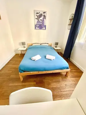 Un ou plusieurs lits dans un hébergement de l'établissement Le Chinchauvaud, spacieux avec balcon