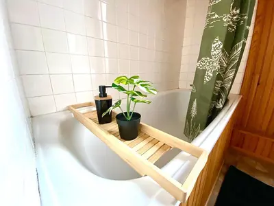 Salle de bains dans l'établissement Le Marceau, spacieux et chaleureux