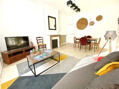 Télévision ou salle de divertissement dans l'établissement Le Marceau, spacieux et chaleureux