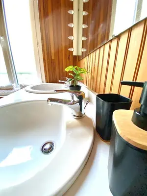 Salle de bains dans l'établissement Le Marceau, spacieux et chaleureux
