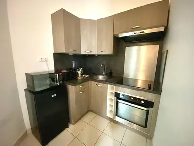 Cuisine ou kitchenette dans l'établissement Le New-York, chaleureux avec Netflix