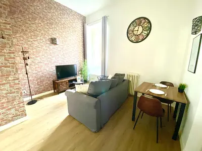 Coin salon dans l'établissement Le New-York, chaleureux avec Netflix