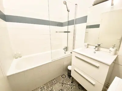 Salle de bains dans l'établissement Le New-York, chaleureux avec Netflix