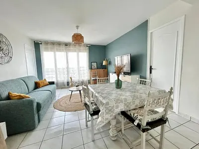 Coin salon dans l'établissement Le 8 Limougeaud, lumineux et spacieux