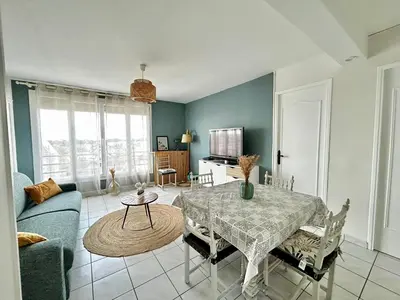 Coin salon dans l'établissement Le 8 Limougeaud, lumineux et spacieux
