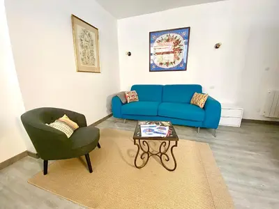 Coin salon dans l'établissement L'Adrien studio tout confort avec terrasse
