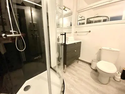 Salle de bains dans l'établissement L'Adrien studio tout confort avec terrasse