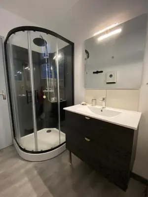 Salle de bains dans l'établissement L'Adrien studio tout confort avec terrasse