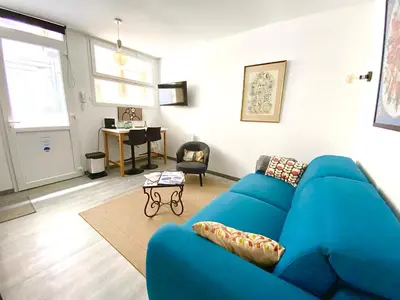 Coin salon dans l'établissement L'Adrien studio tout confort avec terrasse