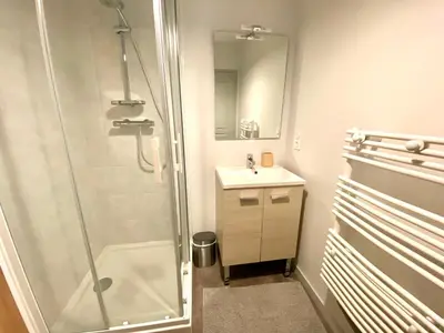 Salle de bains dans l'établissement Le Maréchal, spacieux avec place de parking