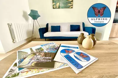 Coin salon dans l'établissement Le Monet, spacieux avec terrasse privée