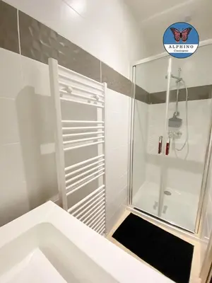 Salle de bains dans l'établissement Le Monet, spacieux avec terrasse privée