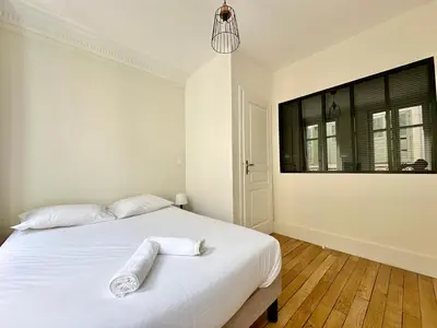 Un ou plusieurs lits dans un hébergement de l'établissement L'Haussmannien, splendide et lumineux