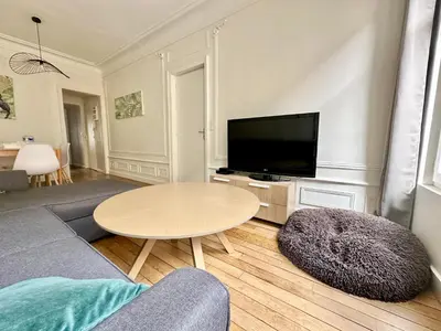 Télévision ou salle de divertissement dans l'établissement L'Haussmannien, splendide et lumineux