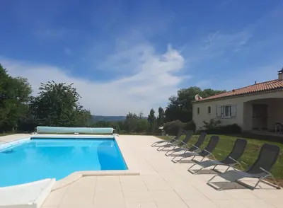 Piscine de l'établissement Chez Papi à Lascaux ou située à proximité