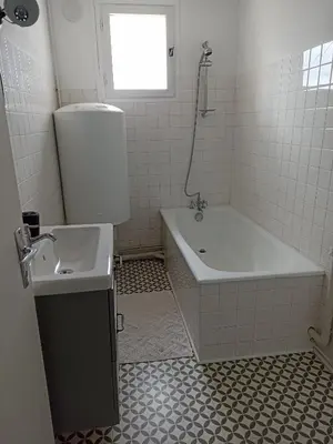 Salle de bains dans l'établissement Appartement Auzances
