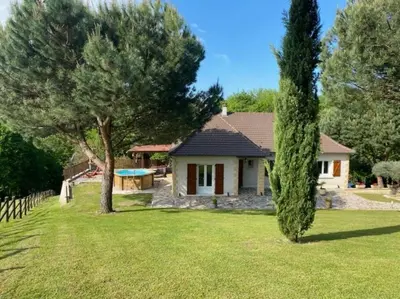 Jardin de l'établissement Jolie maison en plein pays vert.