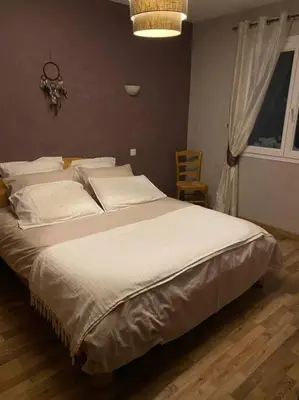 Un ou plusieurs lits dans un hébergement de l'établissement Jolie maison en plein pays vert.