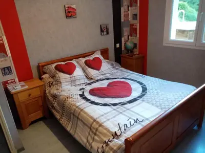 Un ou plusieurs lits dans un hébergement de l'établissement Jolie maison en plein pays vert.