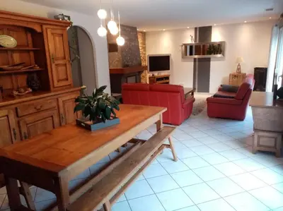 Coin salon dans l'établissement Jolie maison en plein pays vert.