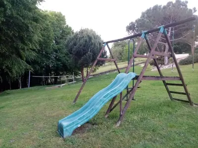 Aire de jeux pour enfants de l'établissement Jolie maison en plein pays vert.