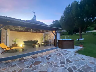Jardin de l'établissement Jolie maison en plein pays vert.