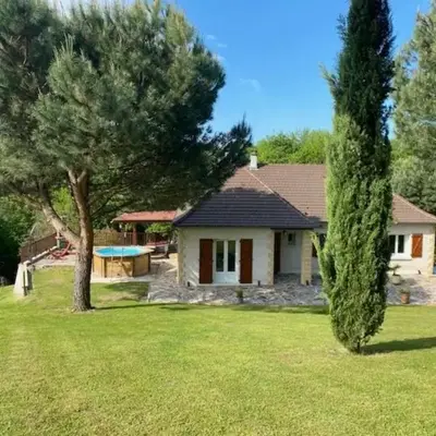 Jolie maison en plein pays vert.