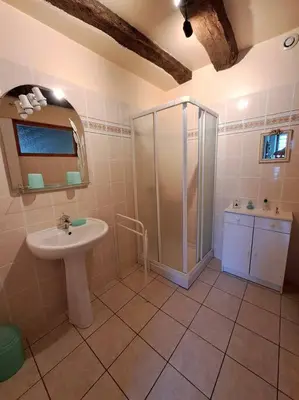 Salle de bains dans l'établissement Maison COUNORD - Gite pour 8 personnes