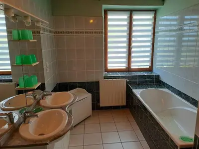 Salle de bains dans l'établissement Maison COUNORD - Gite pour 8 personnes