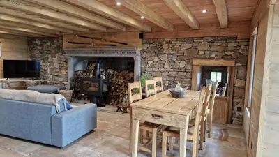 Télévision ou salle de divertissement dans l'établissement La ferme de Jouane