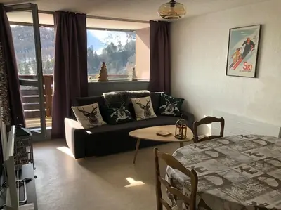 Coin salon dans l'établissement 7 couchages et bébé au pied des pistes