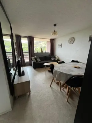 Coin salon dans l'établissement 7 couchages et bébé au pied des pistes