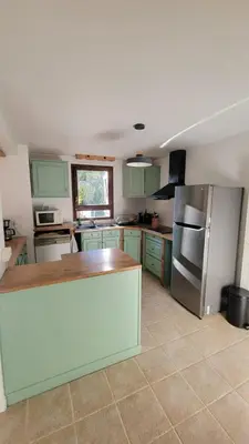 Cuisine ou kitchenette dans l'établissement Gîte Au gré du vent - 12 personnes - Calme, nature et confort