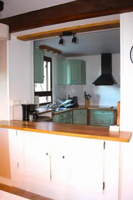 Cuisine ou kitchenette dans l'établissement Gîte Au gré du vent - 12 personnes - Calme, nature et confort