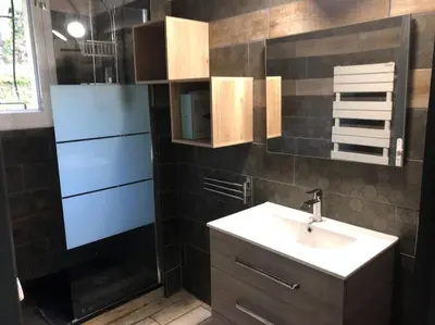 Salle de bains dans l'établissement maison individuelle