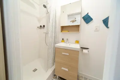 Salle de bains dans l'établissement La Petite Maison du Périgord