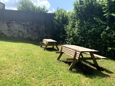 Jardin de l'établissement Le Nid des Fées appartement T3 rénové accès jardin
