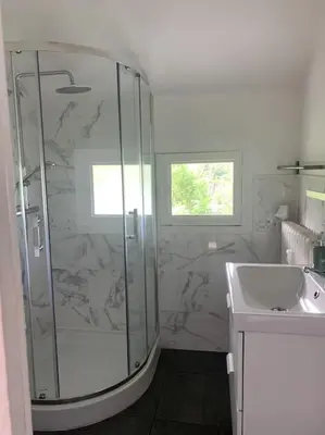 Salle de bains dans l'établissement Le Nid des Fées appartement T3 rénové accès jardin
