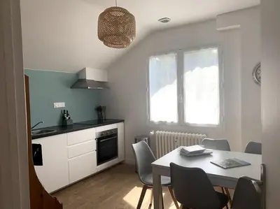 Cuisine ou kitchenette dans l'établissement Le Nid des Fées appartement T3 rénové accès jardin