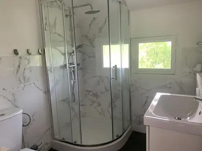 Salle de bains dans l'établissement Le Nid des Fées appartement T3 rénové accès jardin