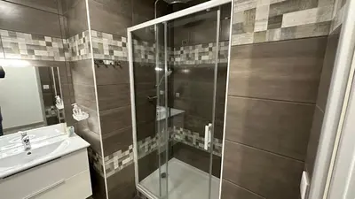 Salle de bains dans l'établissement La Ruche 5 ° Le Mont Dore ° Ski ° Randonnée