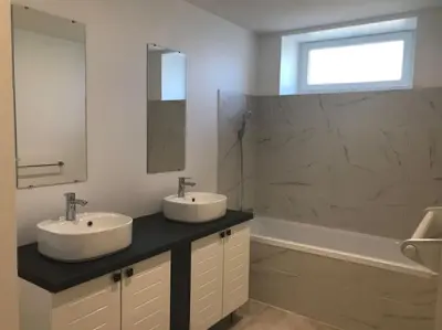 Salle de bains dans l'établissement Maison familiale au cœur du Lot